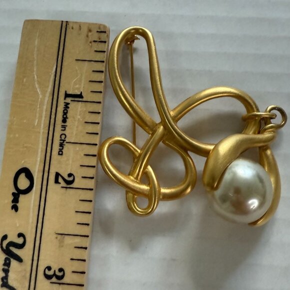 Vintage Coro Gold Tone Bow Brooch with Faux Pearl Drop – Signed Costume Jewelry - Picture 6 of 6